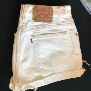 Size 8 relaxed fit Levi’s